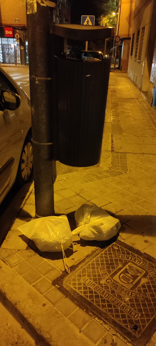 Angela_Beatriz_'s tweet photo. La gente en mi barrio es una cerda, pero 1, lleva desde ayer por la mañana. ¿No se limpia la calle?@AytoLeganes @marecuencopp @CarlosULEG #veredabandonada https://t.co/loQYnwfuup