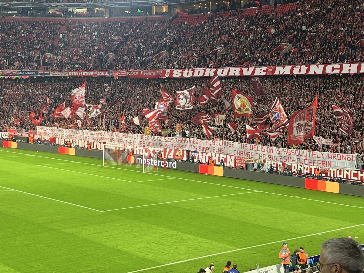 vcatalina96's tweet photo. Südkurve solidarisiert sich mit den ausgeschlossenen Frankfurter Fans in Neapel.
#FCBBRU #UCL 🔴⚪️🏆 https://t.co/RIDVX4oSfX