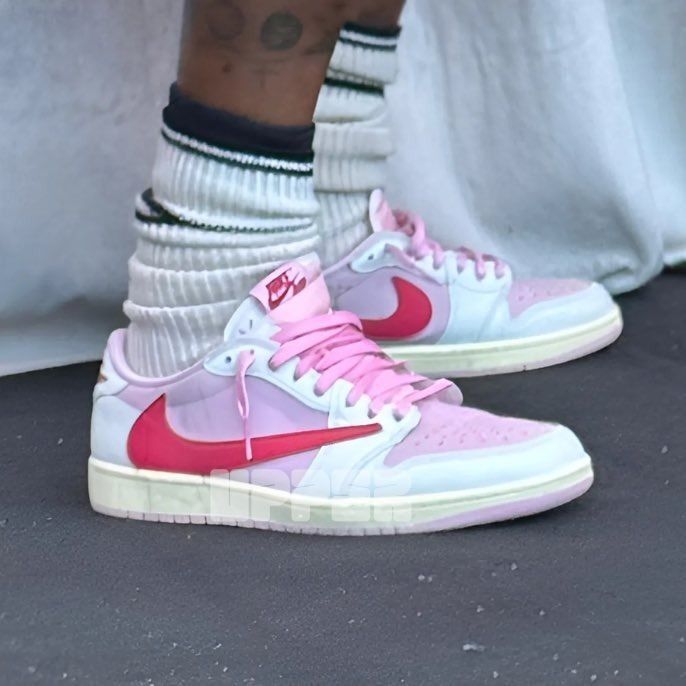 JustFreshKicks's tweet image. Travis Scott x Air Jordan 1 Low OG “Shy Pink” 💗🍦

• Summer 2026
• 2 Colorways
• $155 USD