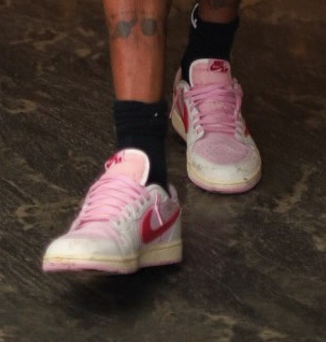 JustFreshKicks's tweet image. Travis Scott x Air Jordan 1 Low OG “Shy Pink” 💗🍦

• Summer 2026
• 2 Colorways
• $155 USD