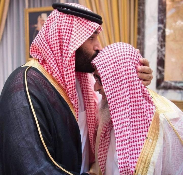 AJELNEWS24's tweet image. نهج القيادة .. 

 تقدير العلم والعلماء ..

سمو #ولي_العهد الأمير #محمد_بن_سلمان يُقبل رأس #مفتي_المملكة الشيخ #صالح_الفوزان خلال لقاء سابق .

-