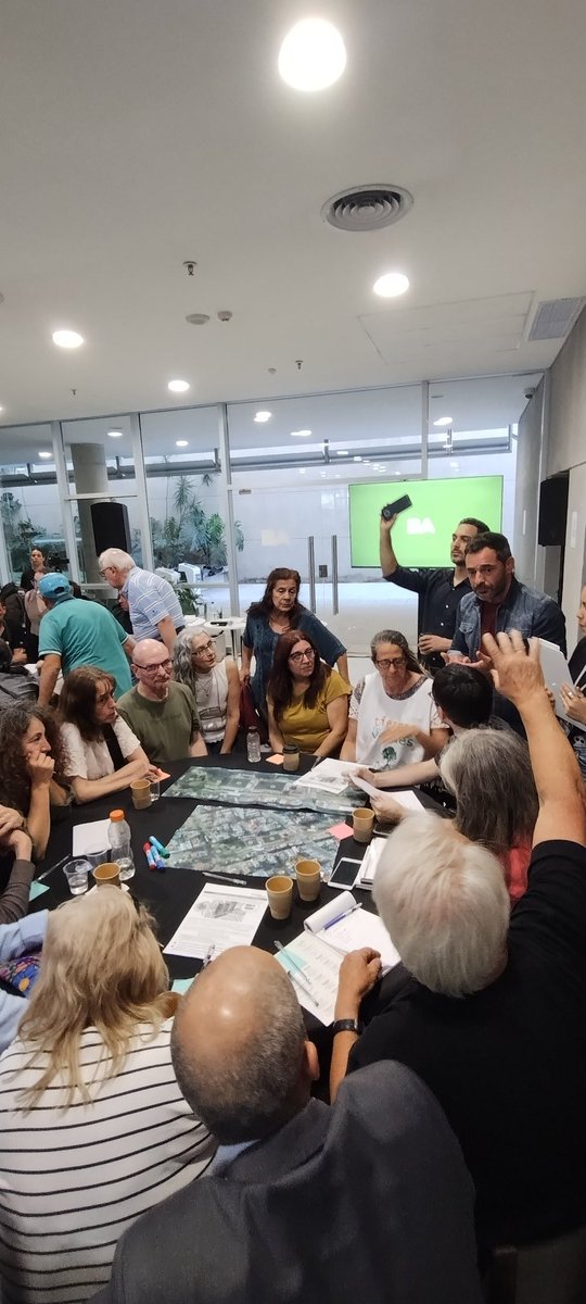 Primera reunión con vecinos por el Parque Ferroviario en Villa Urquiza @regionmetro regionmetro.com/noticias_detal… #noticias