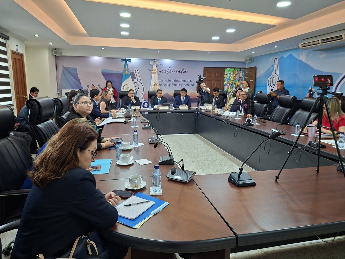 El diputado Víctor Valenzuela, presidente de la Comisión de Asuntos Electorales, informó que se analizan propuestas de sociedad civil para reformar la Ley Electoral. Buscan más transparencia, publicar todas las actas y fomentar el empadronamiento juvenil rumbo a 2027. 🗳️
#tse