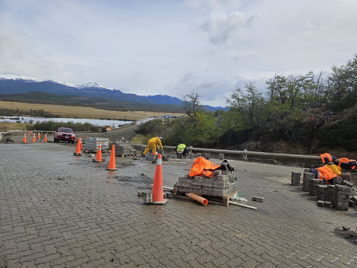 #VialidadMOP se encuentra realizando instalación de adocretos en sector de la Portería Serrano del Parque Nacional Torres del Paine.

🏗️A través de la Conservación Global de la Provincia de Última Esperanza, se realizan trabajos destinados al cruce de las rutas Y-290 y Y-292,