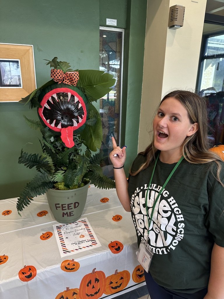 LulingISD's tweet image. Today, Supt. Warren took our amazing Student Council officers to Seton Ascension Hospital to judge their Pumpkin Decorating Contest! Our students took their job very seriously and represented Luling ISD with pride. 💚 Huge thanks to Seton Ascension for the fall fun!