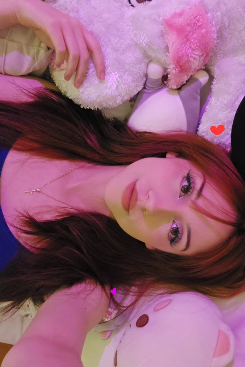 Jaline_Ks's tweet image. Una señora me dijo que me brillan los ojitos uwu