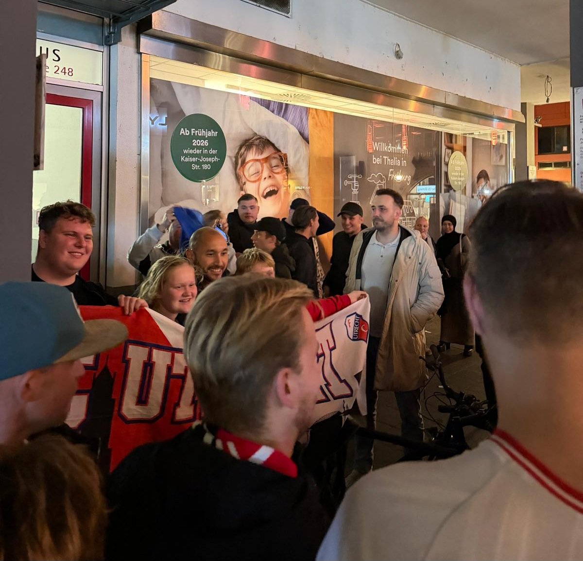 Mark van der Maarel mengt zich tussen de aanwezige FC Utrecht supporters in Freiburg. Ook voor hem is het een mooi Europees avontuur. 😃💪