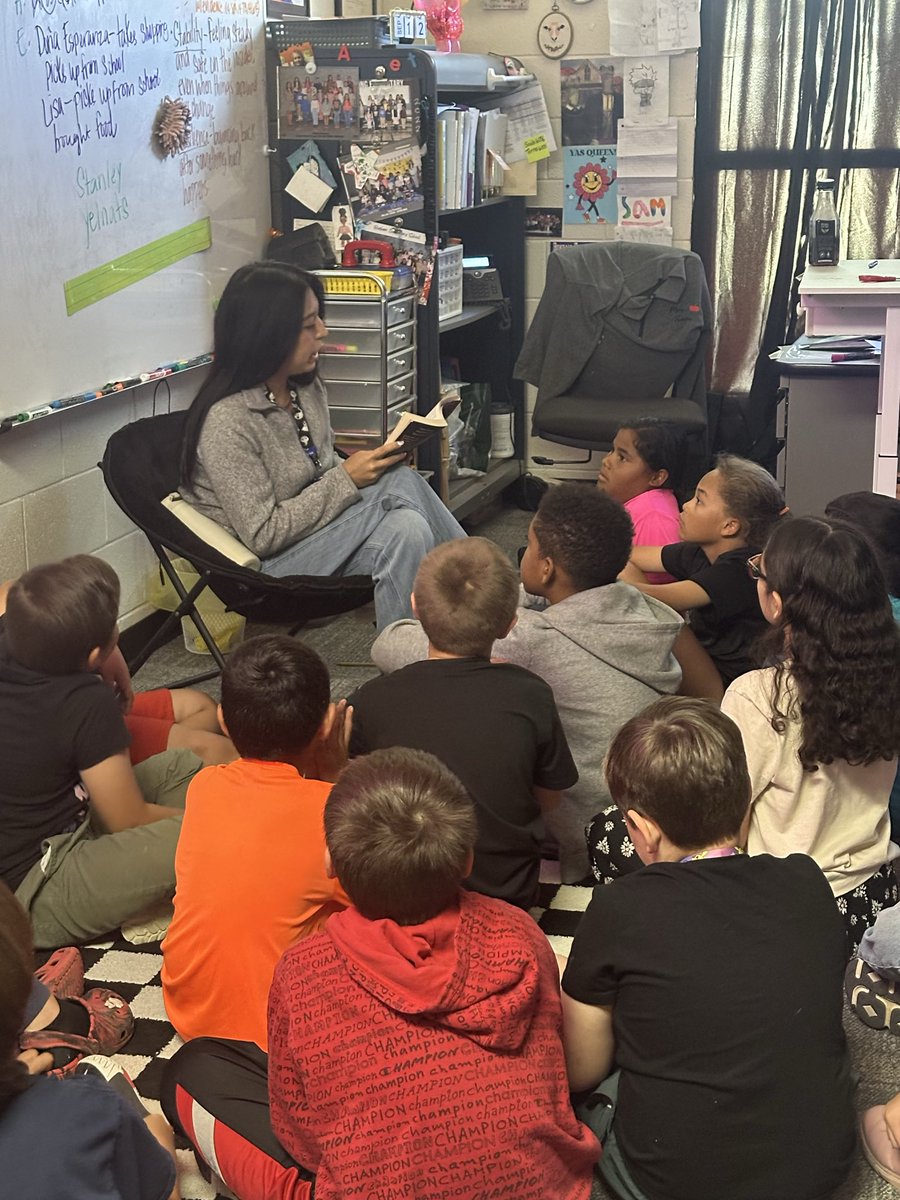 WeAreBonhamElem's tweet photo. You are never too old for a read aloud! #modelfluency #excellence @tricia_teran https://t.co/LWQknlc4No