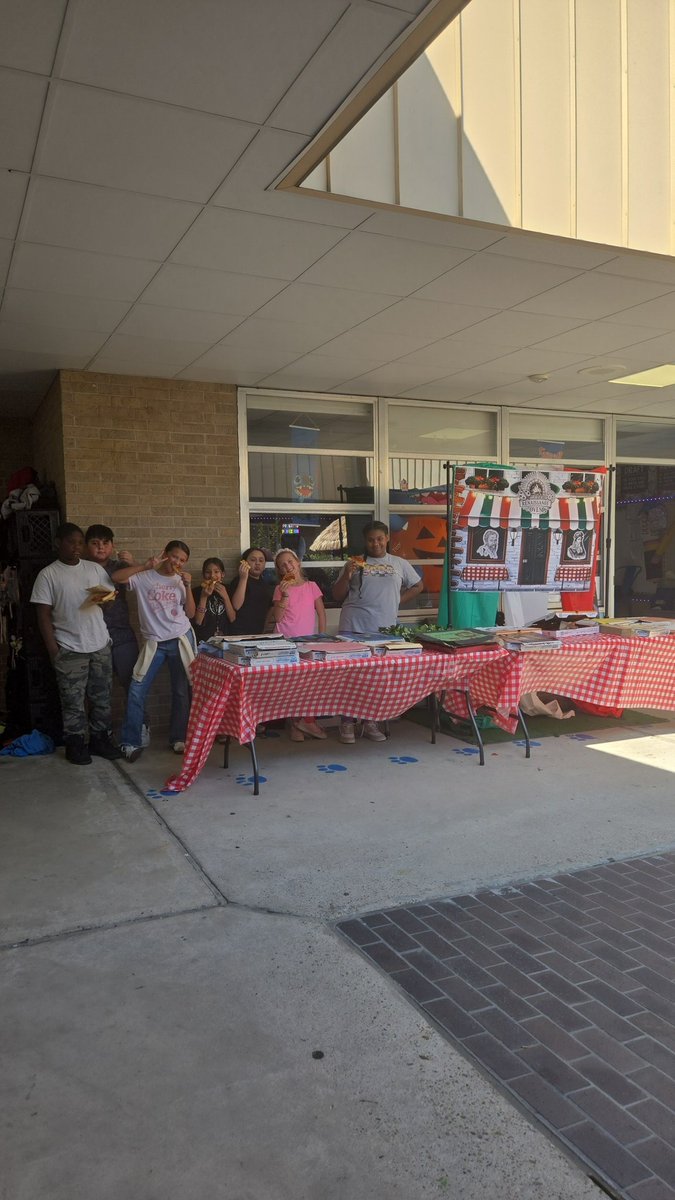 ZsetephaniDixon's tweet image. Welcome to the Renaissance Oven!
A pizza restaurant where you can eat and get full of knowledge! Our students are celebrating the end of their Renaissance Unit with their creative Pizza Box Biography Projects — serving up history, art, and imagination by the slice! @DunnES_AISD