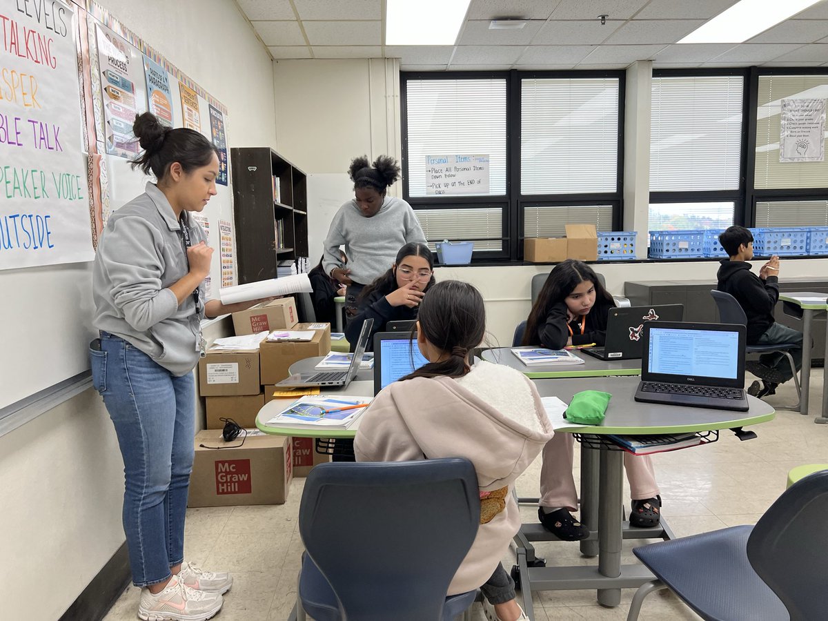 146reads1's tweet image. Shout out to Ms Zuniga for utilizing the station rotation tracker to help her students manage the what and where during her @studysync 7 today! @WashingtonD86