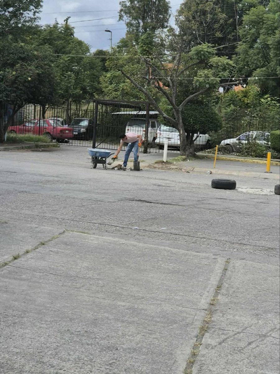 PuntoMedioEdo's tweet photo. 👷🏻♂️🪨📣 Joven #director de escuela en C. #Izcalli "le entra" a tapar #baches en #InfonavitNorte, en apoyo a su "lastimada" comunidad.
Ante la #incapacidad del gobierno que encabeza Daniel Serrano, este profesor comprometido con las familias realizó estos trabajos por la mañana. https://t.co/fnYqAGJILN