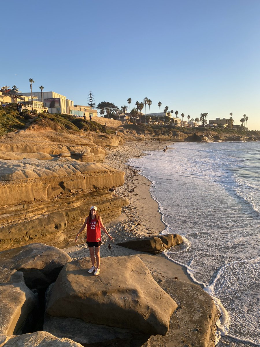 Ash_hole tweet media