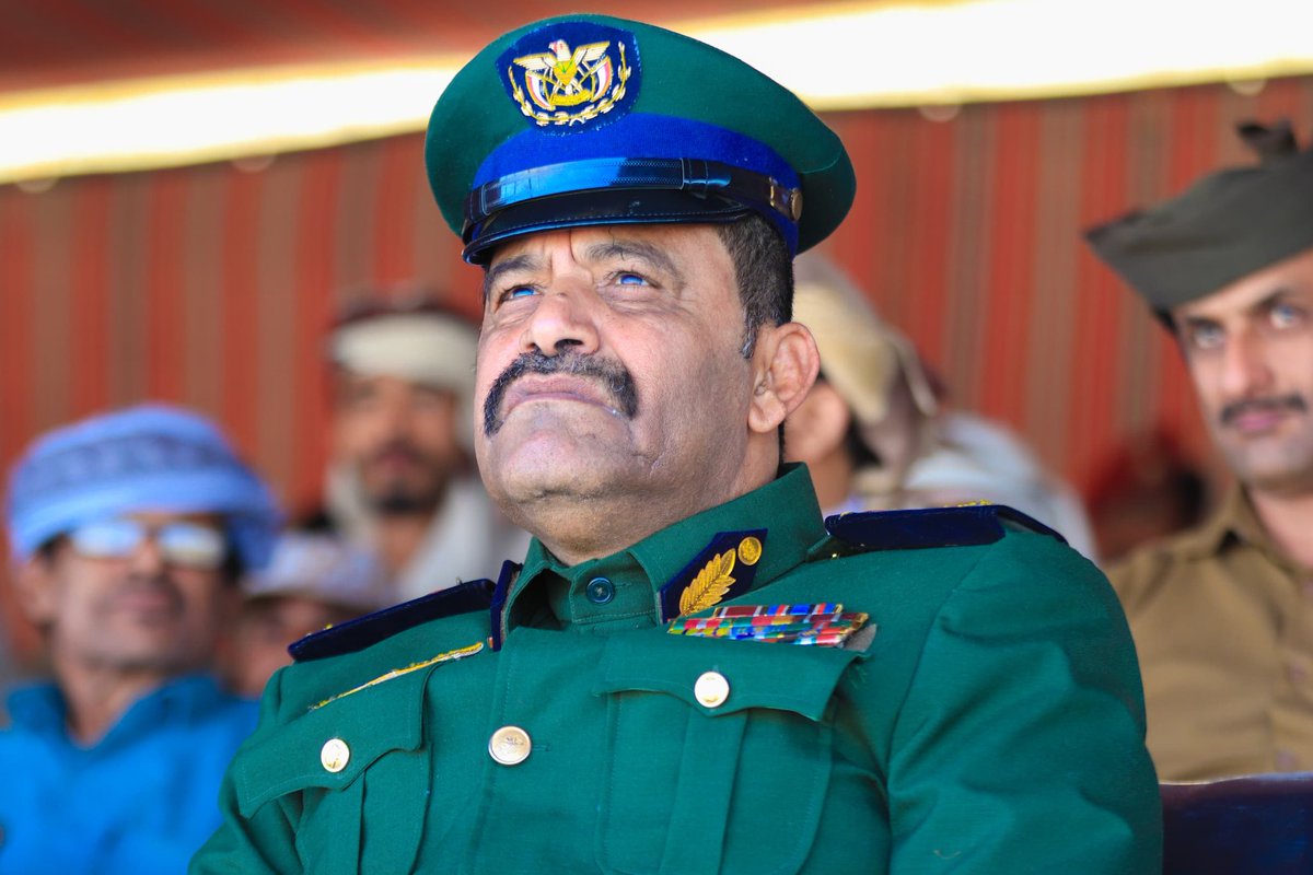 (اللواء العوبثاني في سطور)
يعد القائد/ مبارك احمد العوبثاني احد رجالات حضرموت الافذاذ الذين سطروا صفحات ناصعه في سجل ميادين الشرف والبطوله فهو رجل صعد سلم المؤسسه العسكريه متدرجا خطوه بخطوه حتى بلغ القمة فمسيرته العسكريه طويله اذ بداء مشواره عام ١٩٨٢م حين التحق بسلك العسكريه ثم