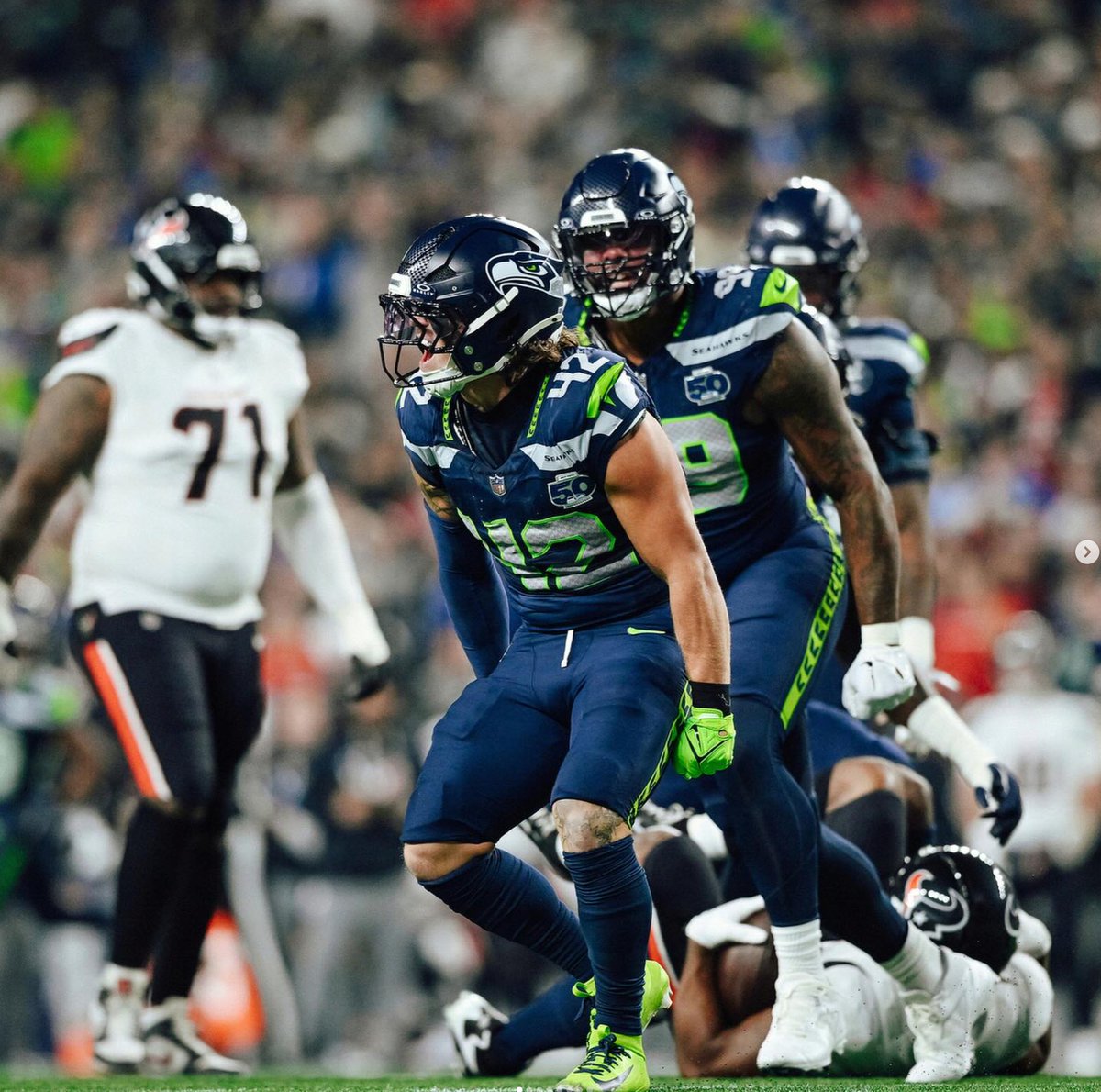 Drake Thomas becomes just the 4th inside linebacker in NFL history to have:

3+ Pass Breakups
2+ TFLs
1+ QB hits

in a single game.

The others:

- Brian Urlacher (2010)
- Vincent Rey (2013)
- Joe Schobert (2019)