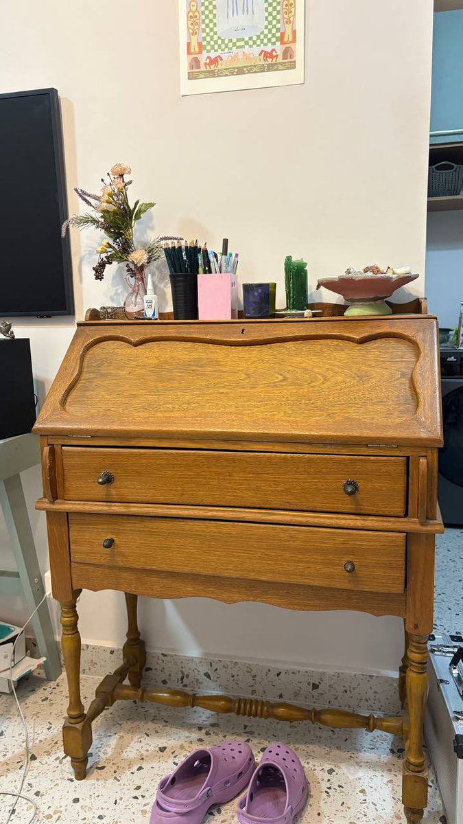 peguei essa coisa linda por 150$ ano passado te amo Escrivaninha Retrátil….