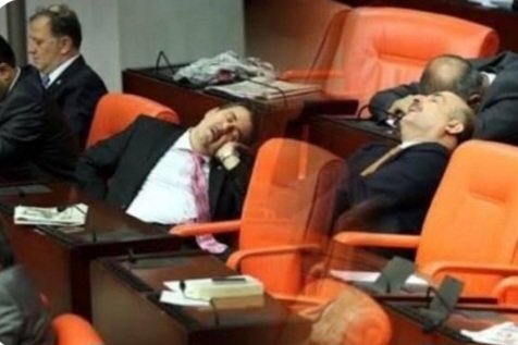 Yurtseverlere's tweet photo. MV'lerinin 60 günlük tatilleri daha yeni sona erdi.
305 günlük tatil dönemi yeniden başlıyor olmalı.😅

AKP'li  Grubun teklifi üzerine, 
TBMM. 1 haftalık ara tatili verdi.
Yorulmuş olmalılar. 🤔
Zaten bizler için çok çalışıyor, çok yoruluyorlardı. 😎 https://t.co/6IVNzksUxh