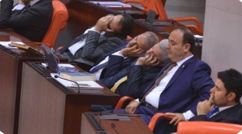 Yurtseverlere's tweet photo. MV'lerinin 60 günlük tatilleri daha yeni sona erdi.
305 günlük tatil dönemi yeniden başlıyor olmalı.😅

AKP'li  Grubun teklifi üzerine, 
TBMM. 1 haftalık ara tatili verdi.
Yorulmuş olmalılar. 🤔
Zaten bizler için çok çalışıyor, çok yoruluyorlardı. 😎 https://t.co/6IVNzksUxh