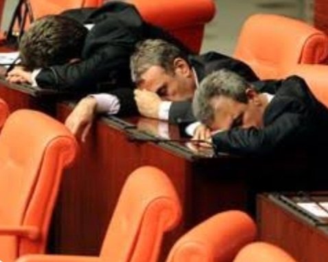 Yurtseverlere's tweet photo. MV'lerinin 60 günlük tatilleri daha yeni sona erdi.
305 günlük tatil dönemi yeniden başlıyor olmalı.😅

AKP'li  Grubun teklifi üzerine, 
TBMM. 1 haftalık ara tatili verdi.
Yorulmuş olmalılar. 🤔
Zaten bizler için çok çalışıyor, çok yoruluyorlardı. 😎 https://t.co/6IVNzksUxh