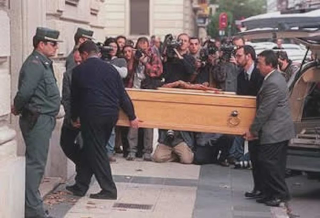 Sales de casa al trabajo te despides de tu mujer, arrancas tu coche y saltas por los aires ¡mueres abrasado! porque #ETA lo quiso y tu vecino pasó toda la información.

Ocurrió #TalDiaComoHoy 2000 en #Vitoria al funcionario de prisiones Máximo Casado.

#memoriareciente 

🧵