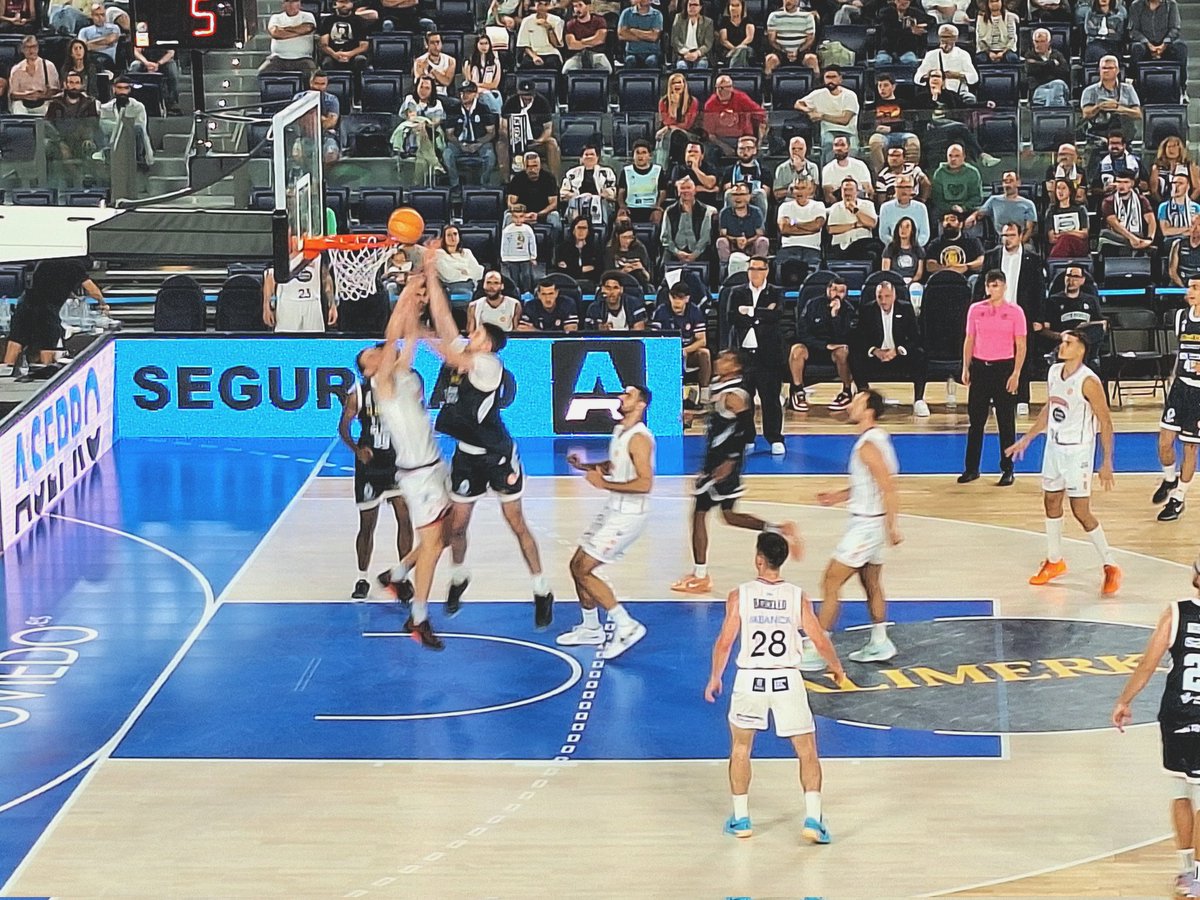 GradaBasket's tweet photo. Caída con honor del @oviedocb en el Palacio. El equipo de Oviedo perdió en un partido muy igualado ante @OBRADOIROCAB y se queda fuera de la Copa. Townes confirmó nuevamente el acierto de su fichaje y Jorge Arias tuvo unos minutos y una aportación más que interesante. https://t.co/tff2GLxrLJ
