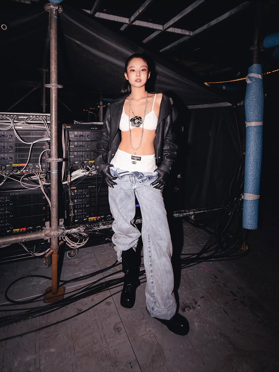 TeamJennieFr's tweet image. 📸|22.10.25 ㅡ Instagram update du styliste Sam Woolf avec #JENNIE

"JENNIE 🖤 @.jennierubyjane en Chanel 1993"