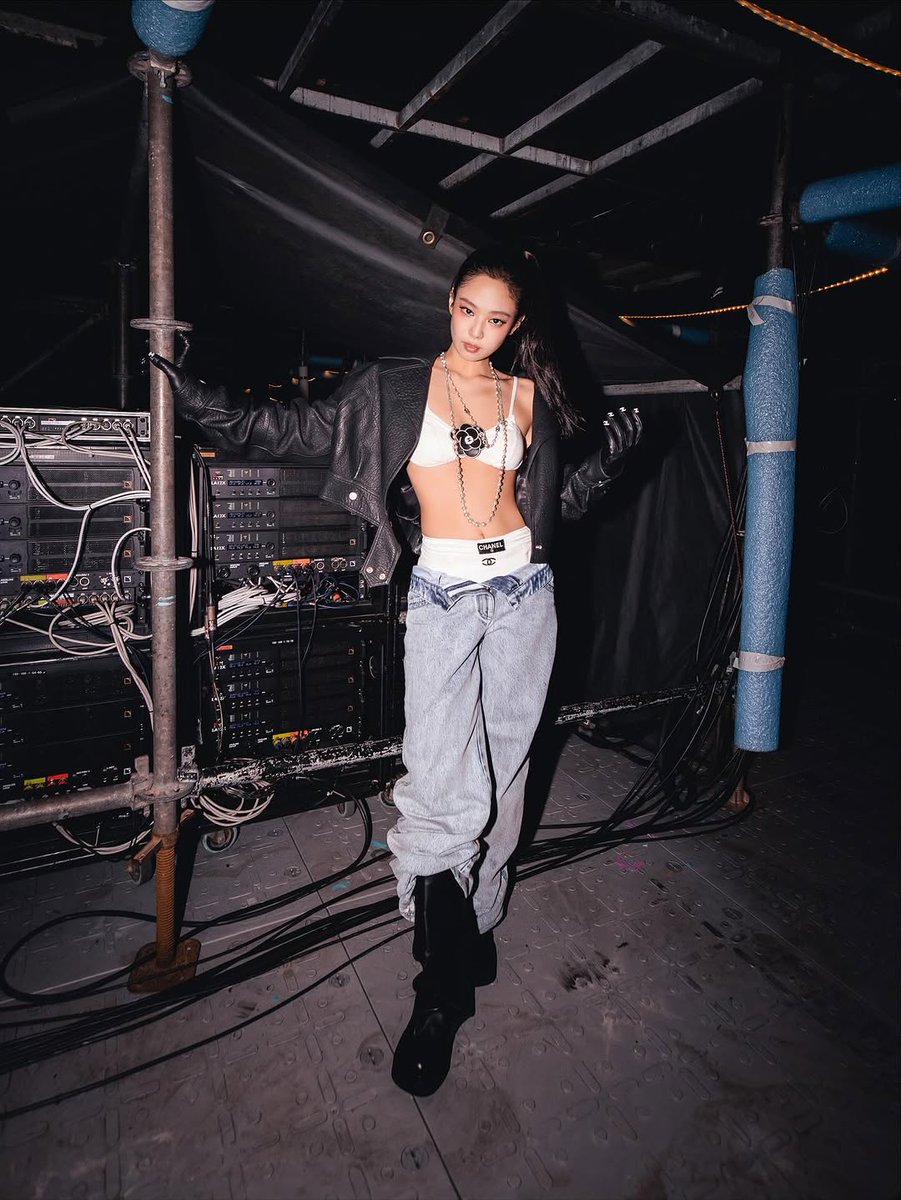 TeamJennieFr's tweet image. 📸|22.10.25 ㅡ Instagram update du styliste Sam Woolf avec #JENNIE

"JENNIE 🖤 @.jennierubyjane en Chanel 1993"