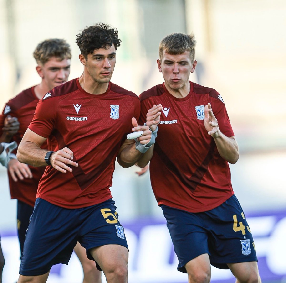 Fuuuck, ale kawał skurwiela z młodego rośnie :o
Tylko żeby Antka za mocno nie prał na treningu, bo będzie potrzebny. Dobrze, że Wojtas z tyłu kontroluje sytuację…