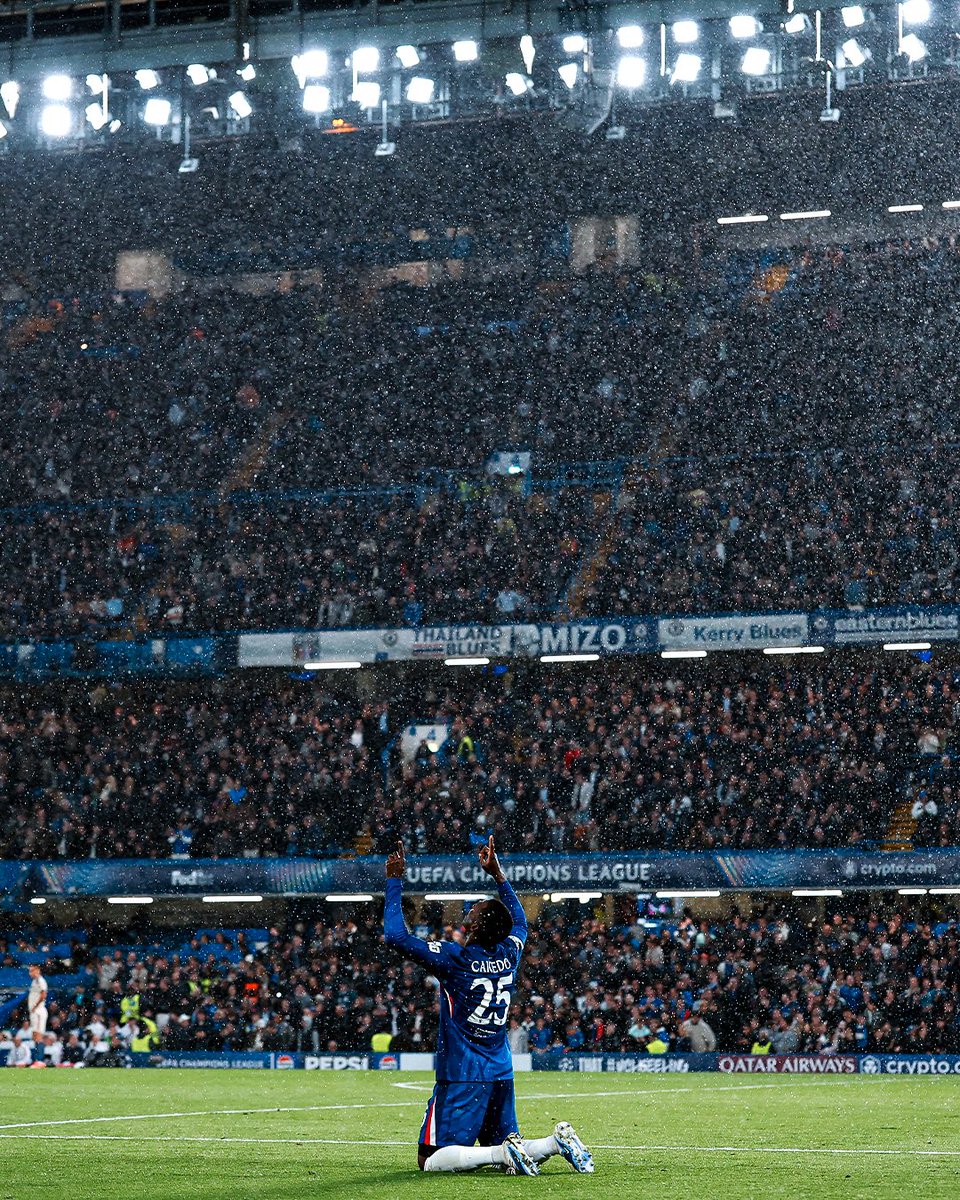 Football in the rain 🌧️💙

#UCL