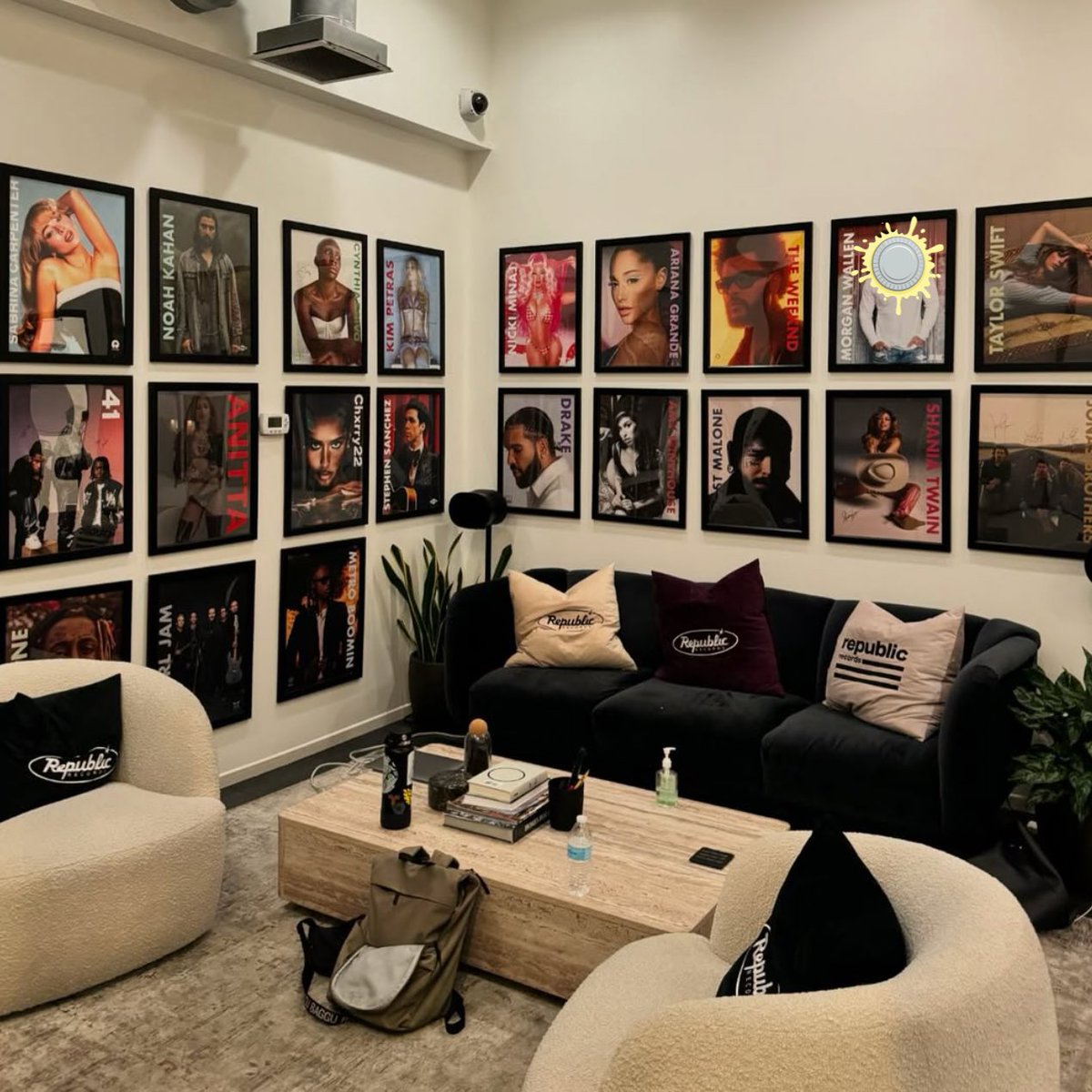YSLONIKA's tweet image. republic records roster is INSANE omfg