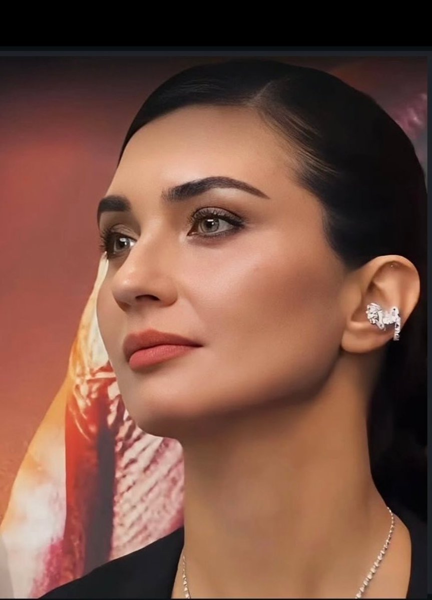 El rostro más hermoso de Turquía!!
Natural, sin cirugías ni maquillaje recargado.
Un porte increíble!! educada, con clase. Dios la bendiga muchos haters envidiándola!!
Sigue triunfando hermosa!!
#TubaBüyüküstün 👑