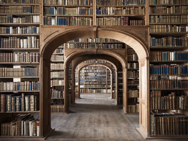 Yönetim gurusu Peter Drucker anlatır:
Bir üniversite kütüphanesinde öğrenciler sürekli gürültü yapmaktadır. Yönetim, "Sessiz Olun" tabelaları asar, güvenlik görevlileri koyar, cezalar belirler. Hiçbiri işe yaramaz.

​Yeni bir kütüphane müdürü gelir ve sorunu inceler. Sorunun