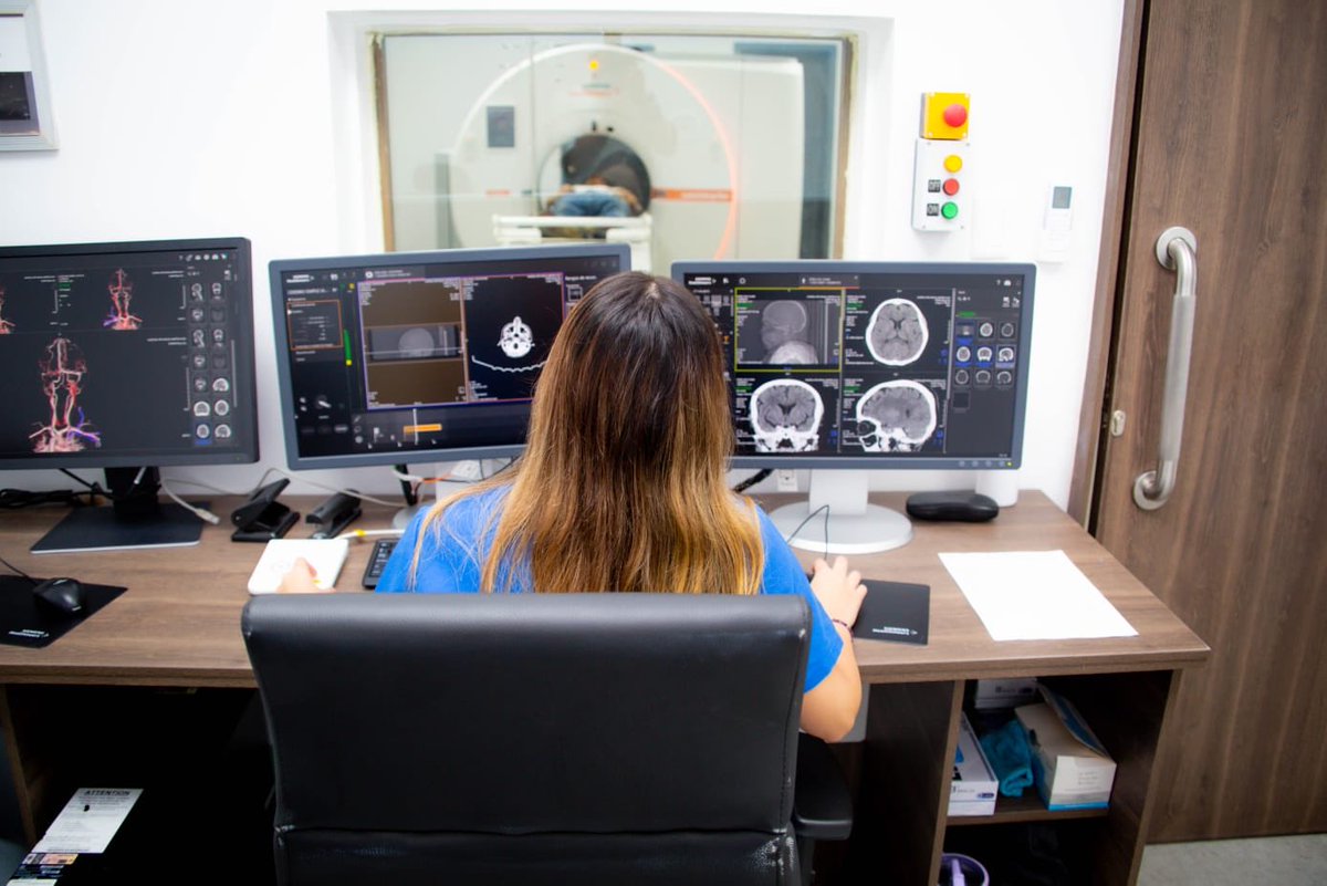 #ElNuevoEcuadorImpulsa servicios hospitalarios de calidad 🏥👩🏻‍⚕️👨🏻‍⚕️

El ministro de <a href="/Salud_Ec/">Ministerio de Salud Pública 🇪🇨</a>, <a href="/jimmymartinec/">Jimmy Martin</a>, lideró la inauguración del nuevo tomógrafo del Hospital General Martin Icaza, como parte del fortalecimiento del servicio de Imagenología en toda la provincia de #LosRíos.