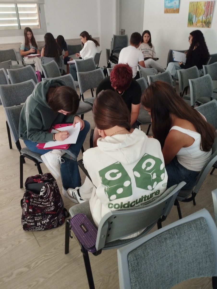 INSRoquetes's tweet photo. Guerra i pau. Reflexió filosòfica sobre la violència i el conflicte.  Davant del context bèl·lic mundial, l’alumnat Filosofia de 4t d’ESO ha estat treballant, partint de preguntes com: La vida és valuosa? La vida té preu? Quant val una vida? Totes les vides valen igual? https://t.co/vtsfWo4gAM