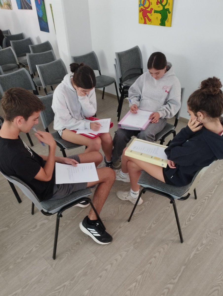 INSRoquetes's tweet photo. Guerra i pau. Reflexió filosòfica sobre la violència i el conflicte.  Davant del context bèl·lic mundial, l’alumnat Filosofia de 4t d’ESO ha estat treballant, partint de preguntes com: La vida és valuosa? La vida té preu? Quant val una vida? Totes les vides valen igual? https://t.co/vtsfWo4gAM
