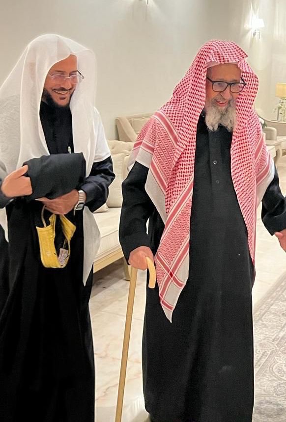 s_khamiri's tweet photo. معالي الوزير المسدد الموفق الشيخ الدكتور عبداللطيف بن عبدالعزيز آل الشيخ وزير الشؤون الإسلامية والدعوة والإرشاد حفظه الله وبارك في عمره وعمله
بقلوبٍ يملؤها الفرح والسرور والابتهاج، أرفع لمقامكم الكريم وللأمة الإسلامية أسمى آيات التهاني والتبريكات، بمناسبة صدور الأمر الملكي الكريم بتعيين سماحة الشيخ العالم السلفي الجليل، الشيخ الدكتور #صالح_بن_فوزان_بن_عبدالله #الفوزان، مفتيًا عامًا للمملكة العربية السعودية، ورئيسًا لهيئة كبار العلماء واللجنة الدائمة للبحوث العلمية والإفتاء.
إن هذا التعيين الموفق من لدن خادم الحرمين الشريفين وسمو ولي عهده الأمين -حفظهما الله- ليؤكد على العناية الفائقة التي توليها القيادة الرشيدة للعلم الشرعي والفتيا وتكريسًا لمكانة العلماء الراسخين في بلادنا المباركة.
أسأل الله العلي القدير أن يمد فضيلة الشيخ #صالح_الفوزان بعونه وتوفيقه، وأن يعينه على حمل هذه المسؤولية الجليلة، وأن يجعله منارة هدى ونبراس علم، يكمل به مسيرة العطاء والخير التي سار عليها سلفه من العلماء الأجلاء.
حفظكم الله وحفظ الله وطننا وقيادتنا وعلمائنا، وأدام علينا نعمة التوحيد والأمن والرخاء.