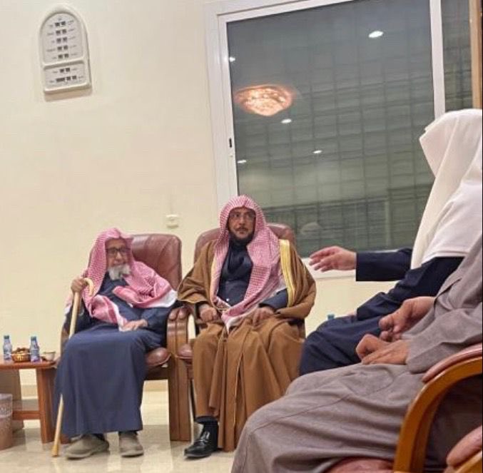 معالي الوزير المسدد الموفق الشيخ الدكتور عبداللطيف بن عبدالعزيز آل الشيخ وزير الشؤون الإسلامية والدعوة والإرشاد حفظه الله وبارك في عمره وعمله
بقلوبٍ يملؤها الفرح والسرور والابتهاج، أرفع لمقامكم الكريم وللأمة الإسلامية أسمى آيات التهاني والتبريكات، بمناسبة صدور الأمر الملكي الكريم