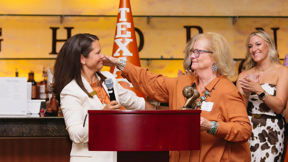 utexascoe's tweet image. We celebrated the ribbon cutting for The Fringe, a revitalized training space for our UT Spirit Squad team 🤘 
 
Huge thanks to our generous donor and Texas Cheer alumna Amy Porter, for making this project possible! #HookEm #HornsUp #LonghornProud