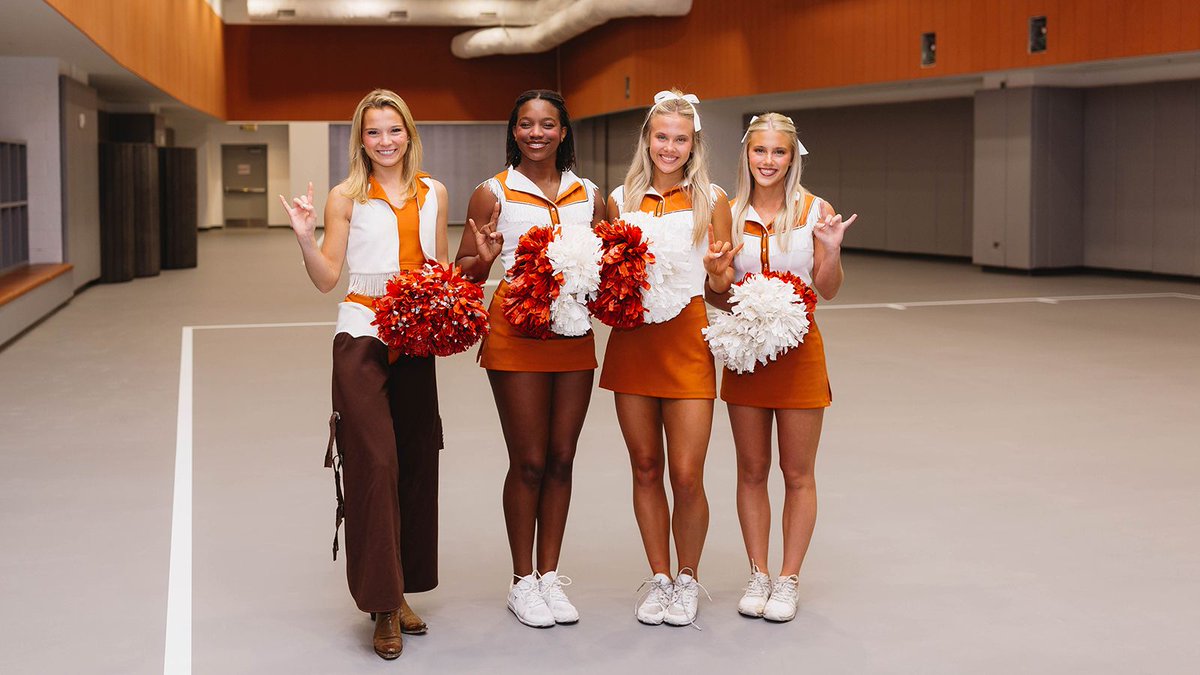 utexascoe's tweet image. We celebrated the ribbon cutting for The Fringe, a revitalized training space for our UT Spirit Squad team 🤘 
 
Huge thanks to our generous donor and Texas Cheer alumna Amy Porter, for making this project possible! #HookEm #HornsUp #LonghornProud
