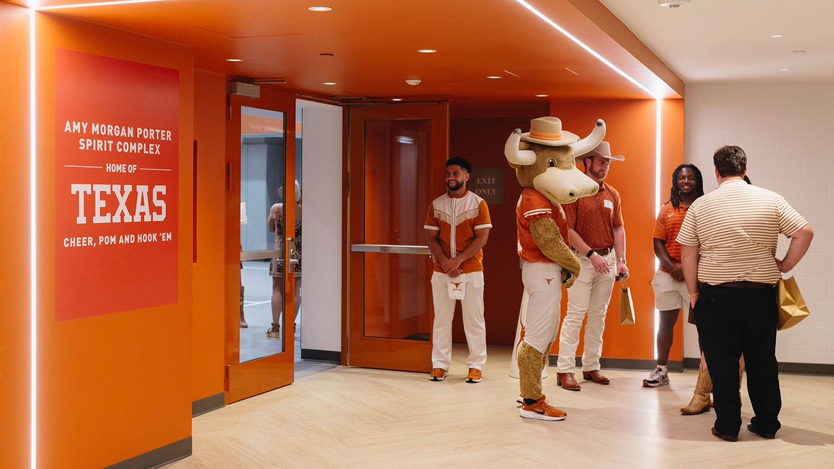 utexascoe's tweet image. We celebrated the ribbon cutting for The Fringe, a revitalized training space for our UT Spirit Squad team 🤘 
 
Huge thanks to our generous donor and Texas Cheer alumna Amy Porter, for making this project possible! #HookEm #HornsUp #LonghornProud