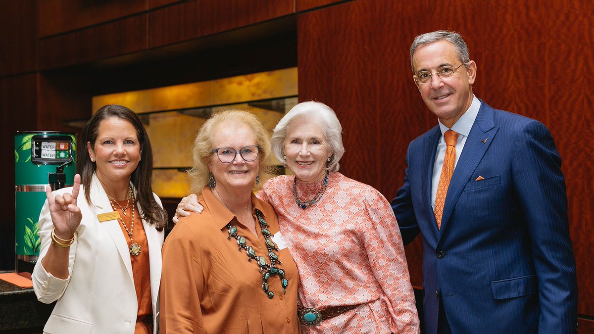 utexascoe's tweet image. We celebrated the ribbon cutting for The Fringe, a revitalized training space for our UT Spirit Squad team 🤘 
 
Huge thanks to our generous donor and Texas Cheer alumna Amy Porter, for making this project possible! #HookEm #HornsUp #LonghornProud