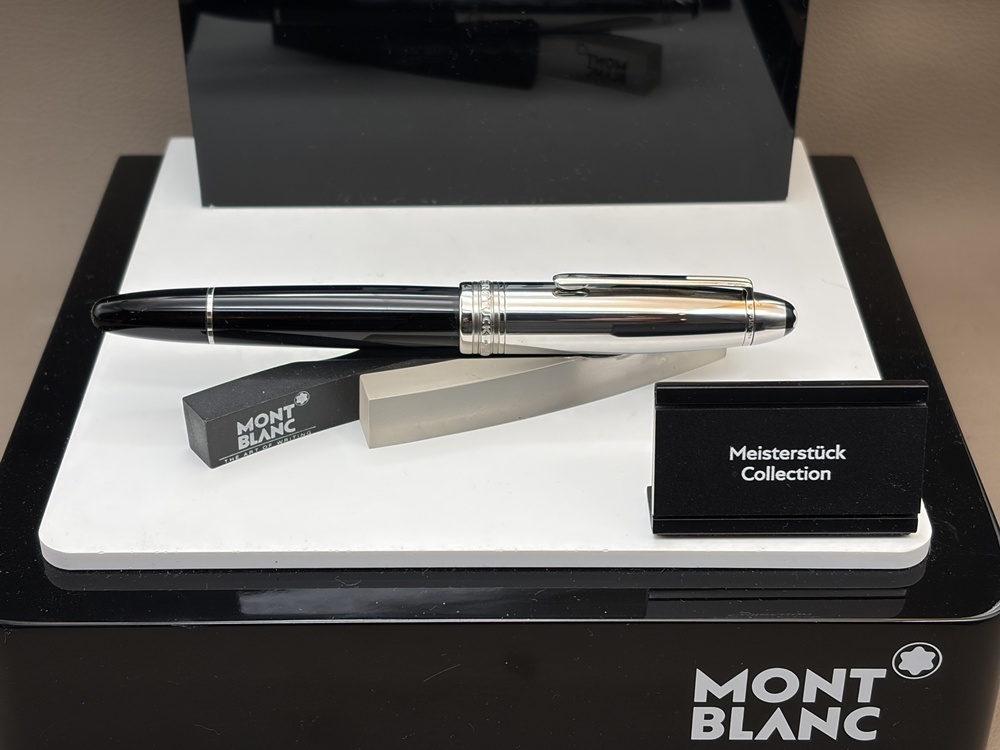 tolledingehh's tweet photo. 4 SALE  🖋️  MONTBLANC Solitaire Doue Black &amp; White Füller Le Grand Füller 18K Full Set unbenutzt https://t.co/Fi0JkhfTuz #montblanc #meisterstück #solitaire #edition #kugelschreiber #fountain #pen #pluma #alexander #humboldt #Patron #art #imperial #füller https://t.co/CJSK0xW1ts