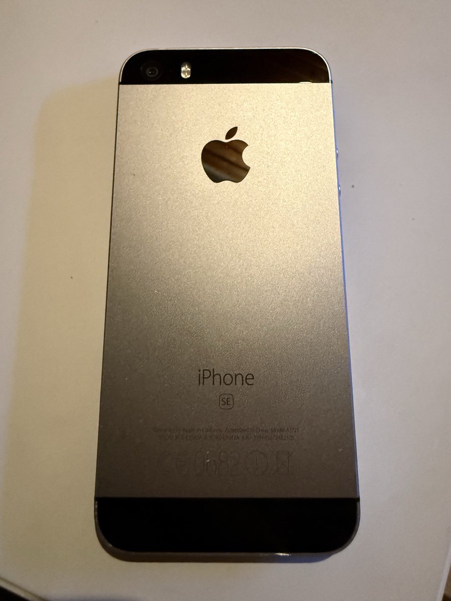 iM4CH3T3's tweet image. This A9 chip was killing it back then and this 12 megapixel ƒ/2.2 shooter was awesome 🤌
#iPhoneSE 1st gen