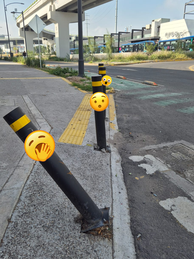 A los #bolardos también les da sueño...

#CosasQueNoSabías 
#Queretaro 
<a href="/WorldBollard/">World Bollard Association™</a>