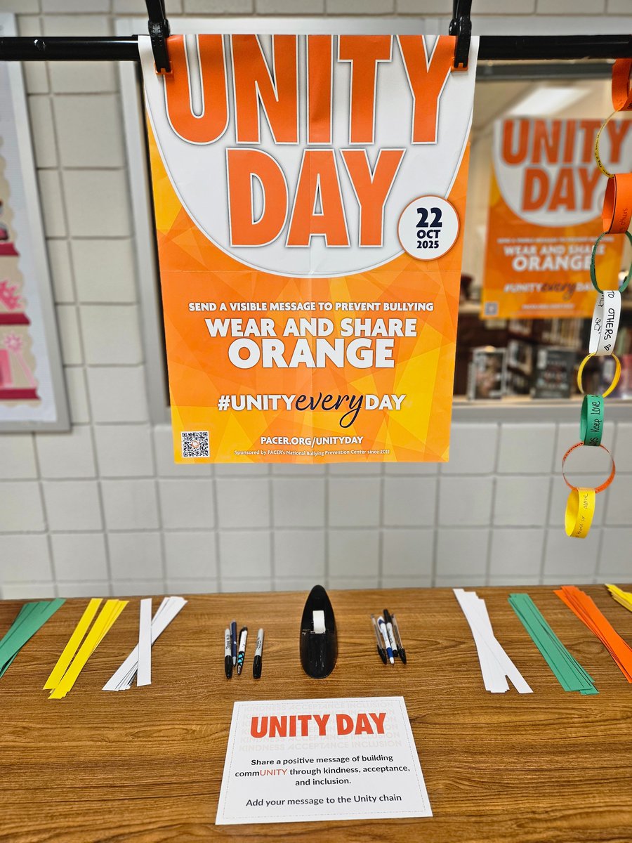 MCTC_RealWorld's tweet image. In recognition of Unity Day and promoting kindness &amp;amp; acceptance, our students were encouraged to write a kind/positive message and add another link to the Unity paper chain for others to read throughout the day. #UnityDay2025 #KatyCommUNITY