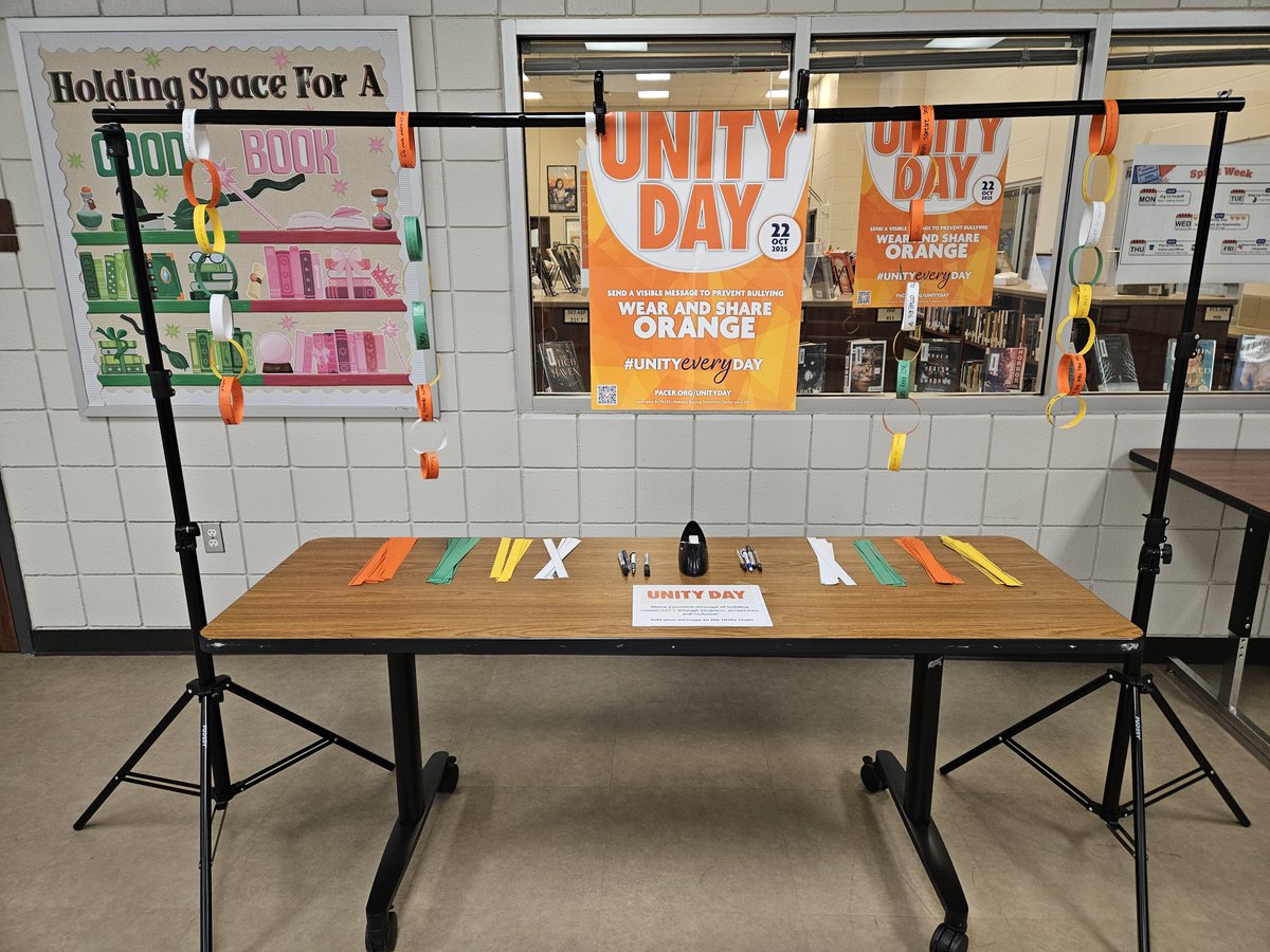 MCTC_RealWorld's tweet image. In recognition of Unity Day and promoting kindness &amp;amp; acceptance, our students were encouraged to write a kind/positive message and add another link to the Unity paper chain for others to read throughout the day. #UnityDay2025 #KatyCommUNITY
