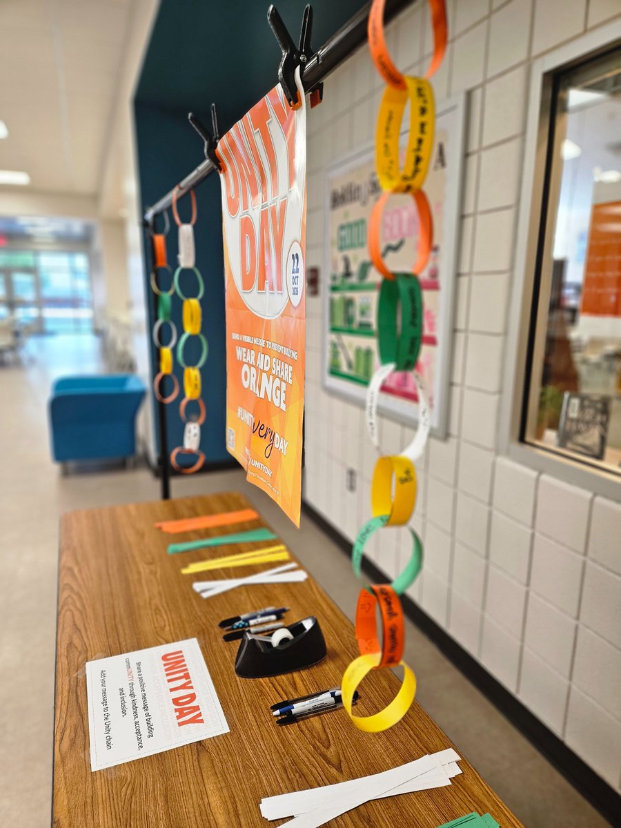 MCTC_RealWorld's tweet image. In recognition of Unity Day and promoting kindness &amp;amp; acceptance, our students were encouraged to write a kind/positive message and add another link to the Unity paper chain for others to read throughout the day. #UnityDay2025 #KatyCommUNITY