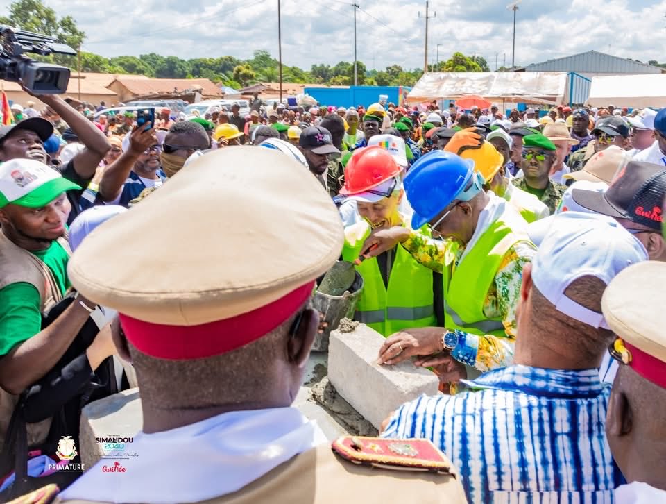 bahourykigna's tweet image. Au nom du Président de la République, nous avons posé la première pierre du pont unique de #Faranah, trait d’union entre les deux rives du fleuve Niger.
Faranah renaît et la Guinée avance, unie et tournée vers le #progrès. 
#EnsemblePourLaGuinée🇬🇳 
#Japon 
#Infrastructures…
