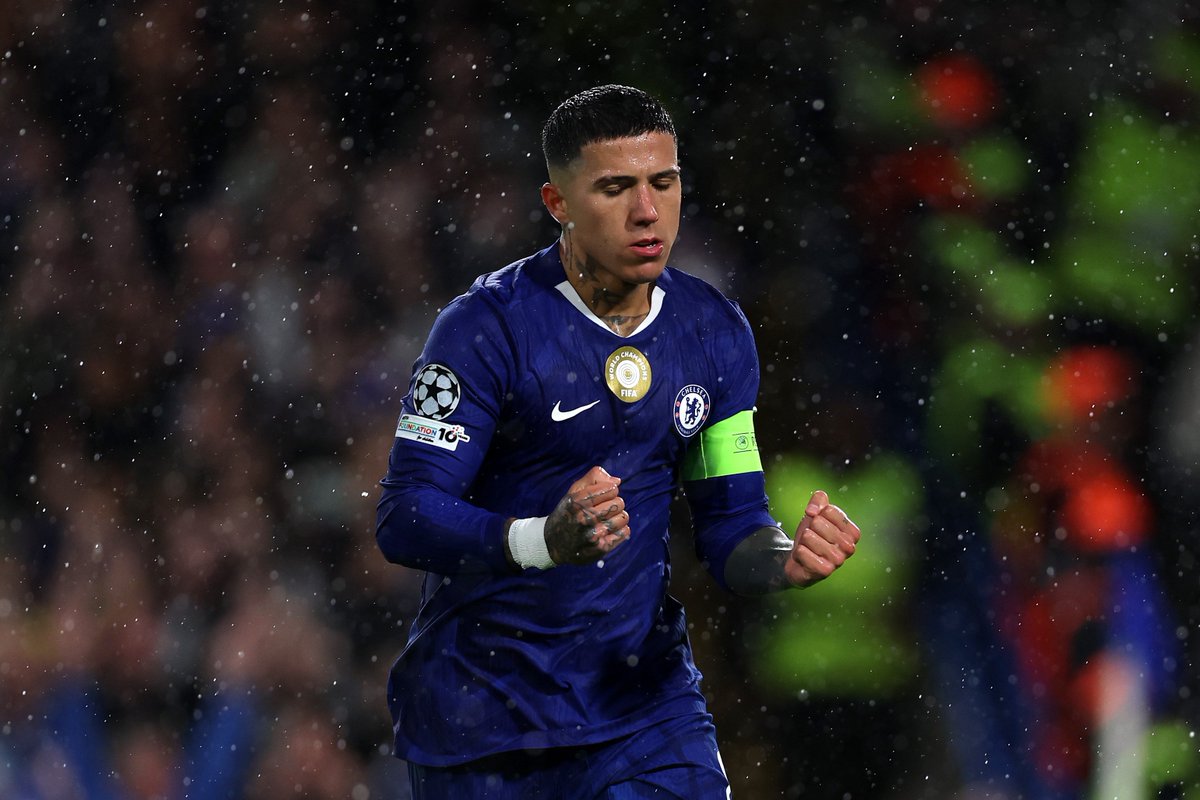 Penal del 'Bobo' Weghorst. ⬇️

Primer gol oficial de Enzo por Champions. ✨🇦🇷