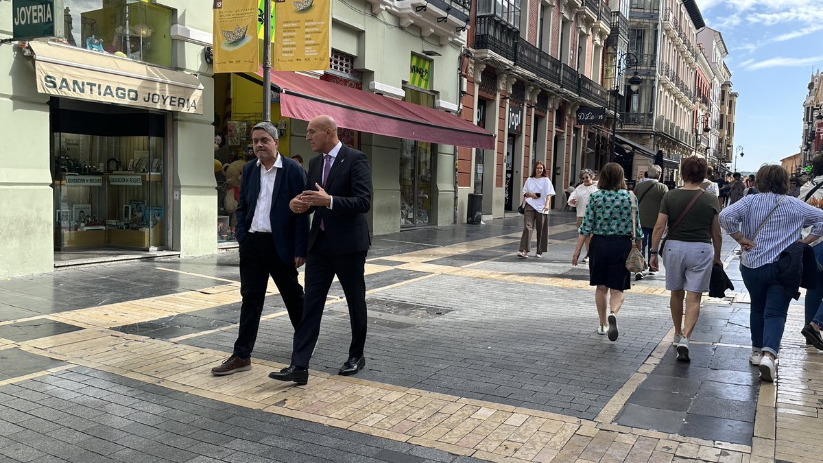 JADiez / ❤️ 🦁 (@jadiezleon) on Twitter photo Hace poco más de un mes pude dar un paseo con él por León, esa ciudad que tanto le gustaba y por la que tanto se preocupaba. No creí que fuera el último. Te echaremos de menos Ayala. 
Que la tierra te sea leve 
abc.es/espana/castill… Hace poco más de un mes pude dar un paseo con él por León, esa ciudad que tanto le gustaba y por la que tanto se preocupaba. No creí que fuera el último. Te echaremos de menos Ayala. 
Que la tierra te sea leve 
abc.es/espana/castill…