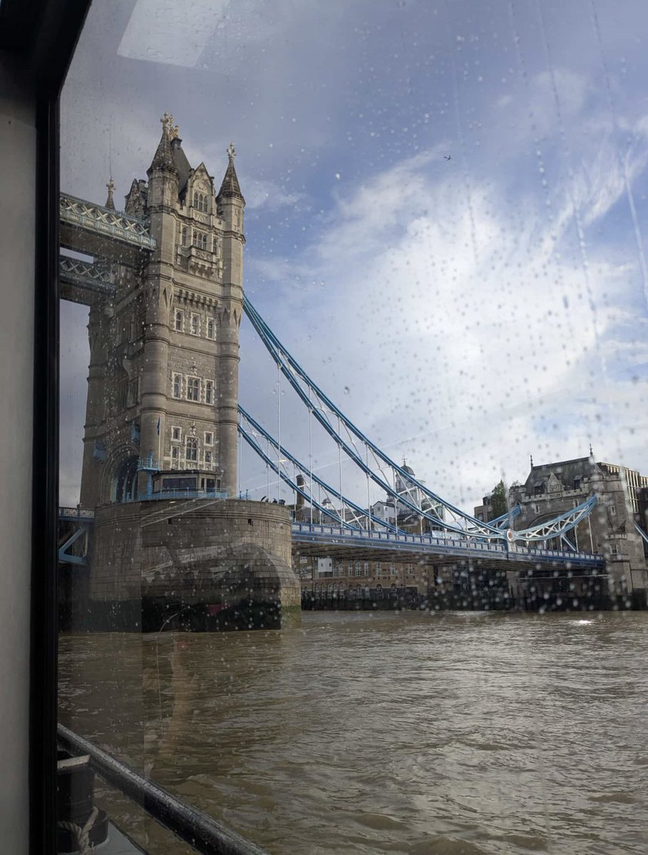 TravelM75875231's tweet image. Rainy days in London hit different.
The sound of raindrops on old streets, the glow of the city lights, and that cozy café warmth. ☕️🌂
London, you’re magic — even in the rain. ✨
#LondonVibes #RainyDays #CityMagic